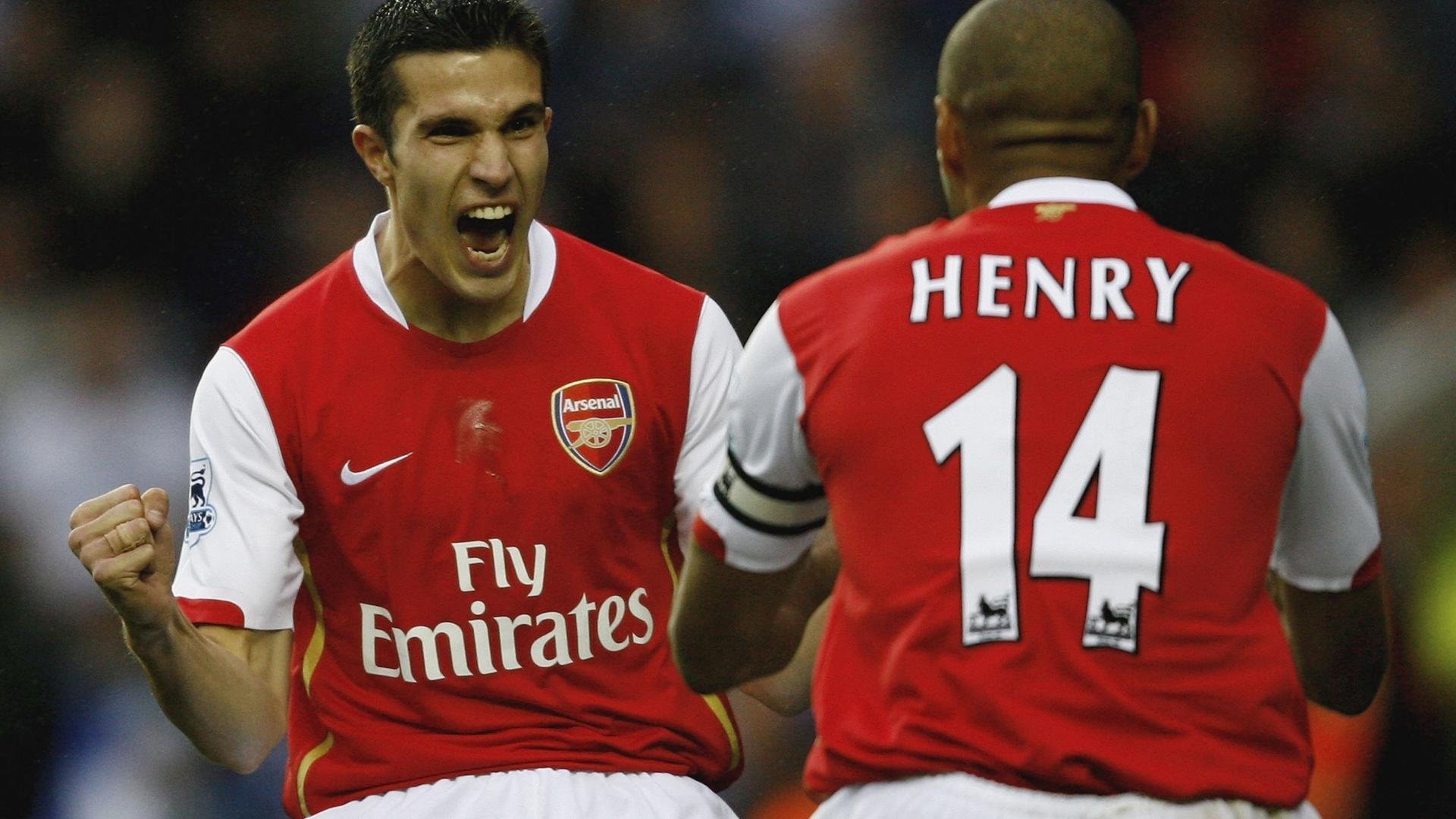 以足球为主题的社区文化建设步伐加快，增强邻里关系，以足球文化为主题的绘画